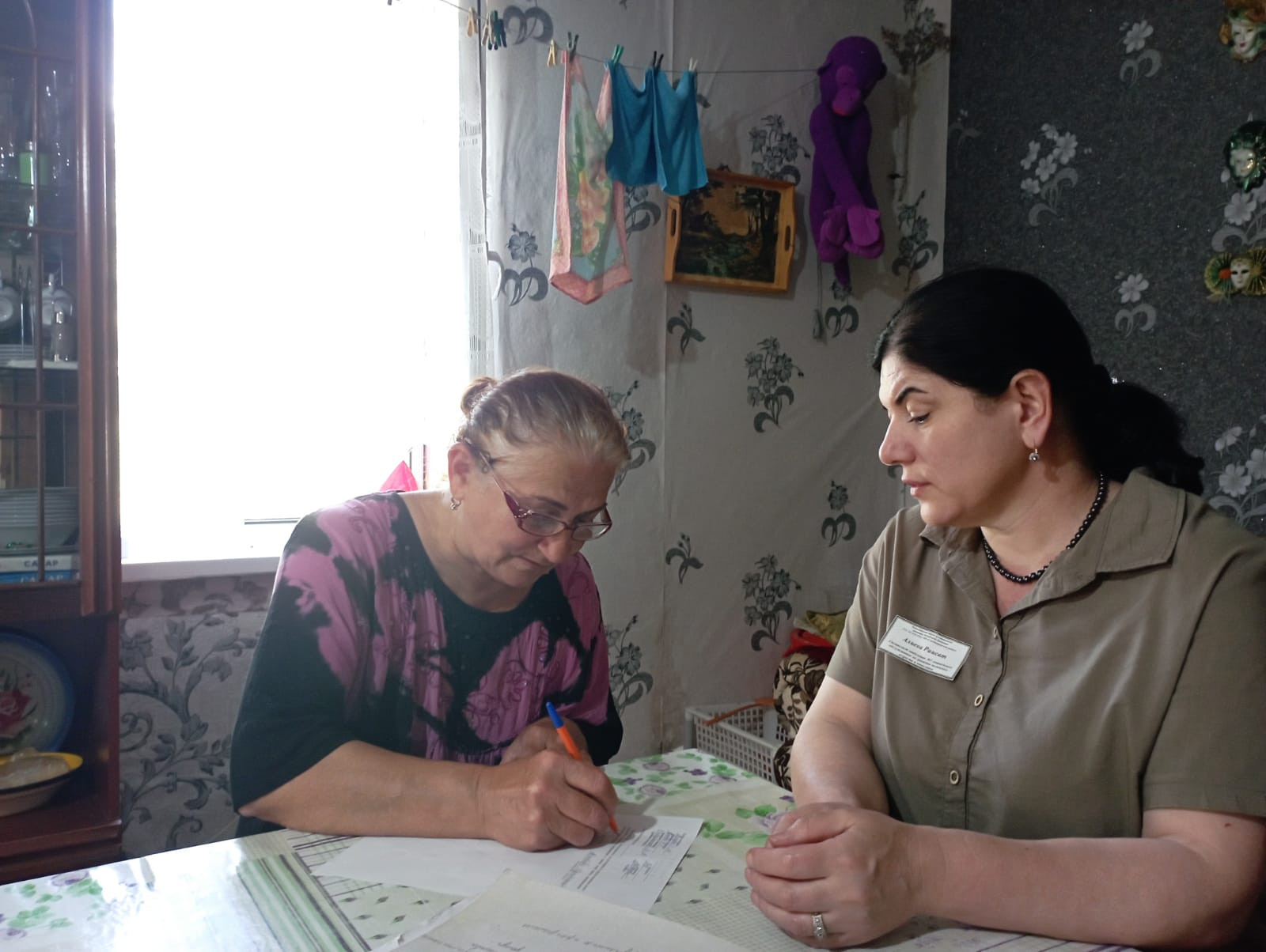 Будни специалистов отделения социального обслуживания на дому граждан пожилого возраста и инвалидов, Алиевой Раисат и Бибулатовой Марьям.